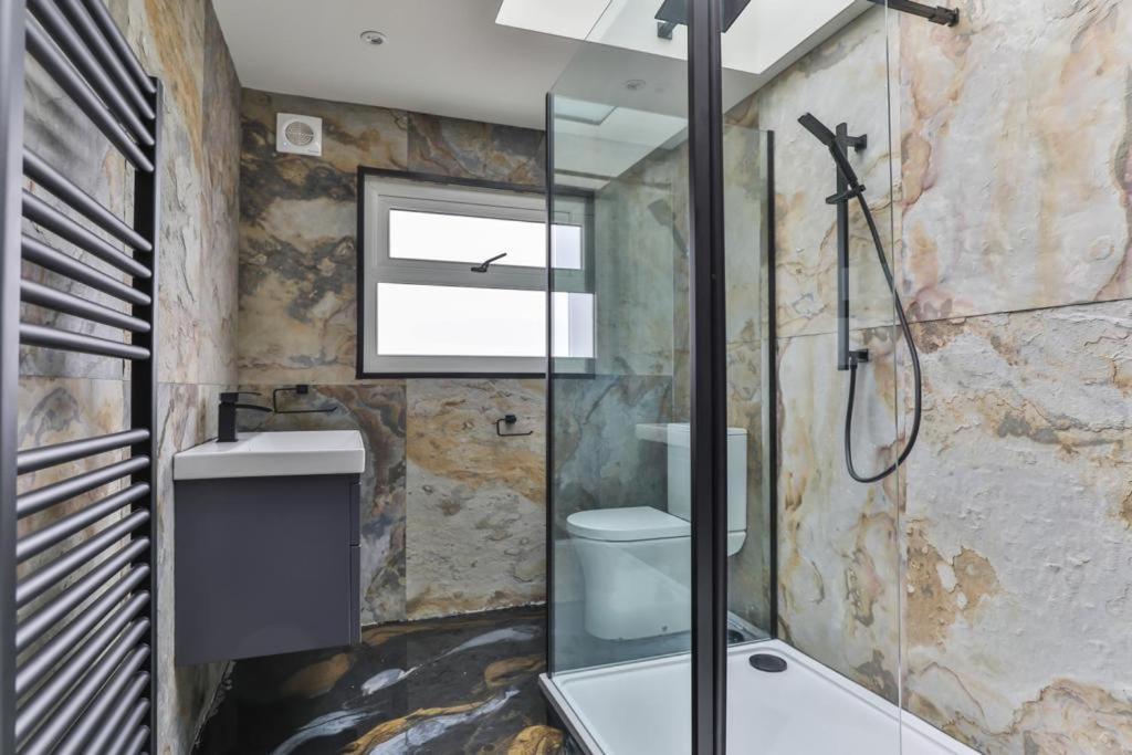 23 Trafalgar Square With Hot Tub And Cinema Scarborough Exterior photo